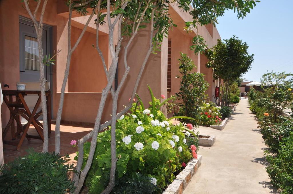Petradi Aparthotel Livadi  Exterior photo